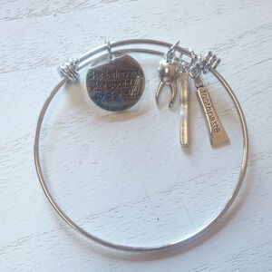 Bracelet for a dentist‎